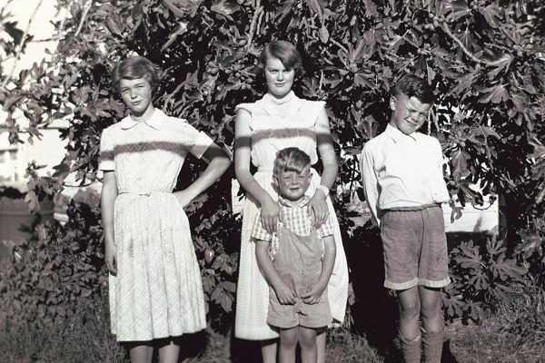 four kids Cepia four kids Cepia